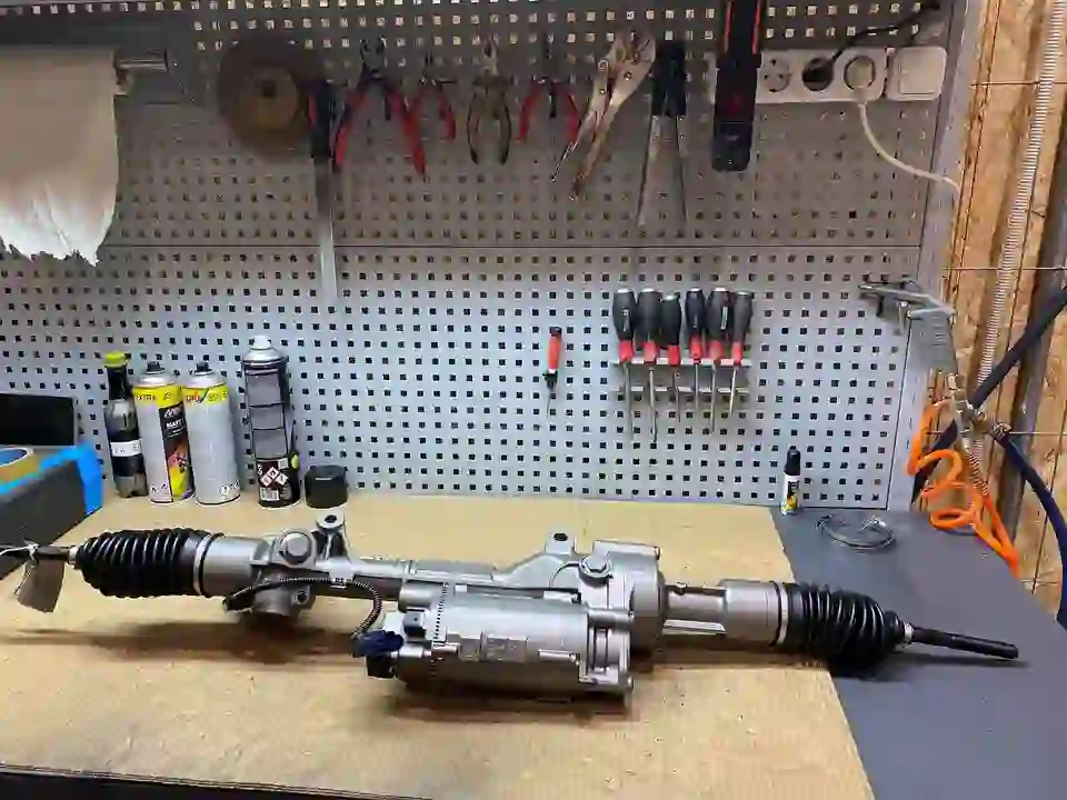 Stūres mehānisms ar naudas zīmēm - simbolizē stūres mehānisma nomaiņas izmaksas